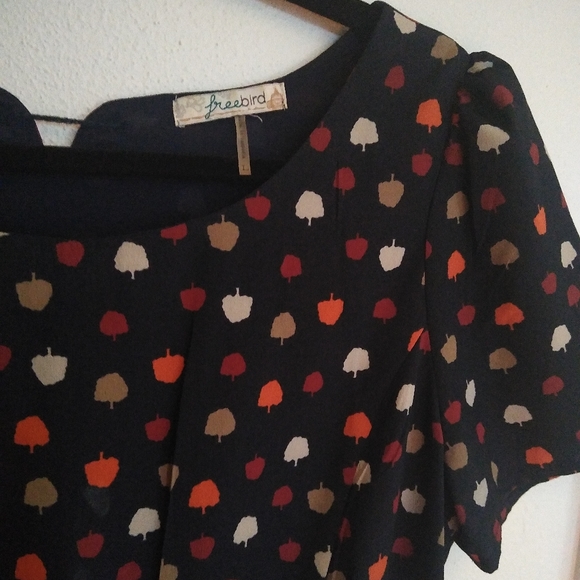 Peplum top with tree pattern - Picture 2 of 3